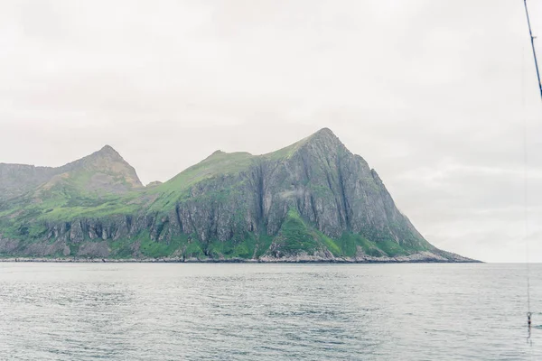 Paysages de montagne sur la mer de Norvège — Photo