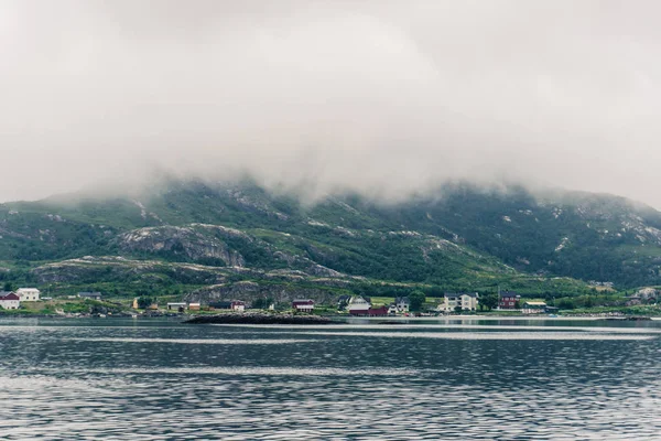 Paisajes de montaña en el Mar de Noruega — Foto de Stock