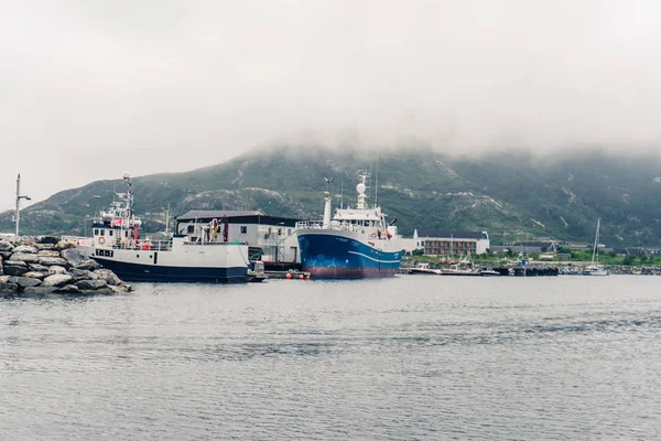 Transport skepp på Sommarøy — Stockfoto