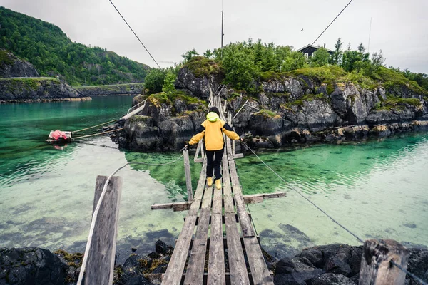 Un homme se tient sur un pont suspendu — Photo