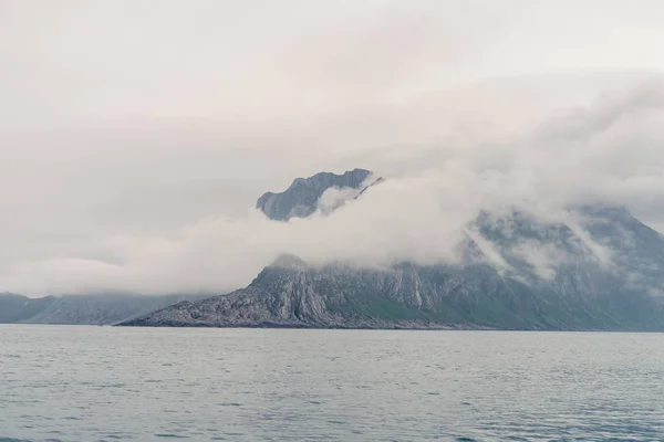 ノルウェー海に山の風景 — ストック写真