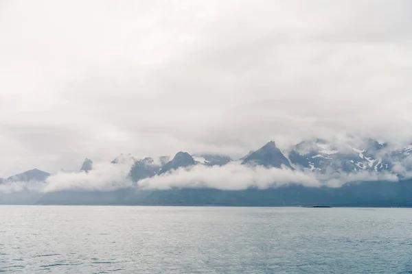 Dağ manzara Norveç Denizi üzerinde — Stok fotoğraf