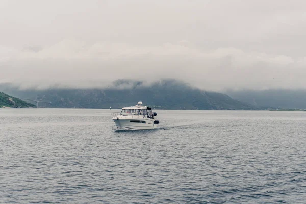 Dağ manzara Norveç Denizi üzerinde