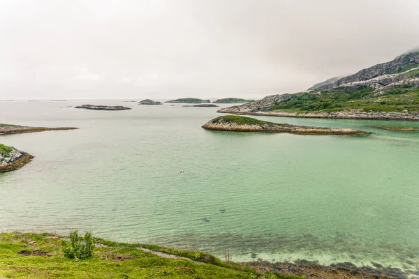 Dağ manzara Norveç Denizi üzerinde
