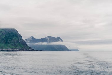 Dağ manzara Norveç Denizi üzerinde