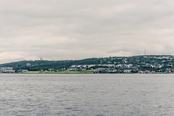 Dağ manzara Norveç Denizi üzerinde