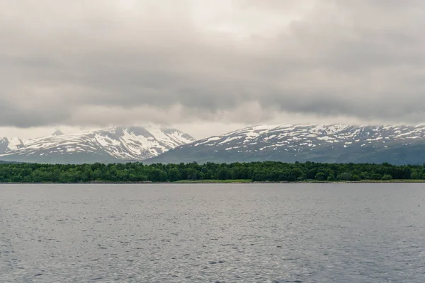 Pemandangan pegunungan di Laut Norwegia — Stok Foto