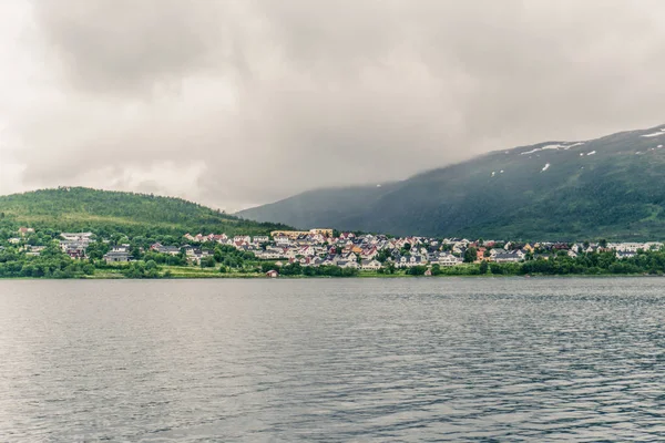 Paysages de montagne sur la mer de Norvège — Photo