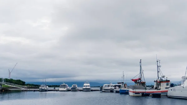 Pequeño puerto en el centro de Boroya, Noruega — Foto de Stock