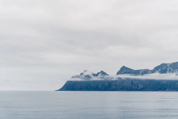 Bergslandskap på norska havet — Stockfoto