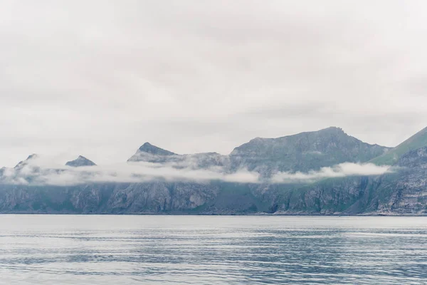 Горные пейзажи Норвежского моря — стоковое фото