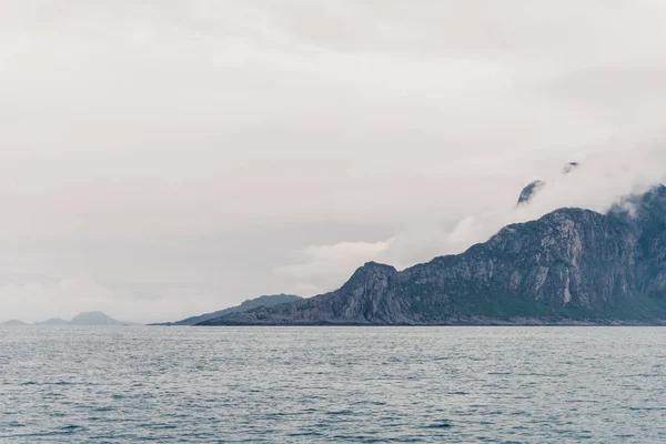 Bergslandskap på norska havet — Stockfoto