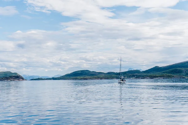 Norveç'te bir yat yelken — Stok fotoğraf