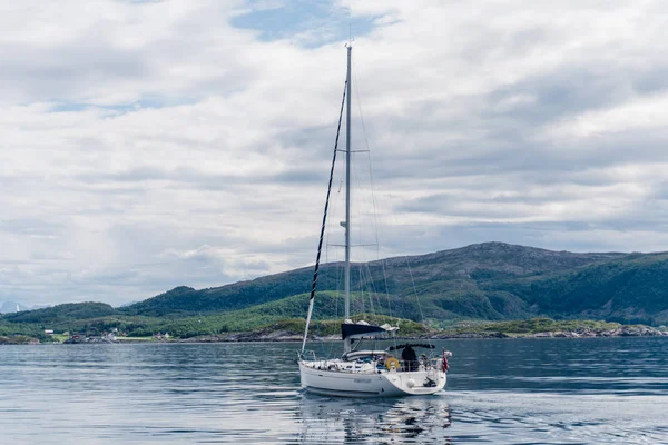 Navegar un yate en Noruega —  Fotos de Stock