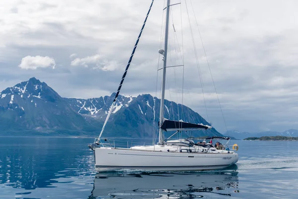 Navegar un yate en Noruega —  Fotos de Stock