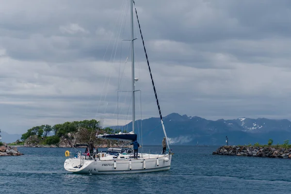 Norveç'te bir yat yelken — Stok fotoğraf