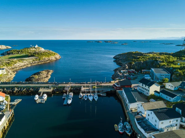 Henningsvaer köyü. Havadan görünümü. Norveç.