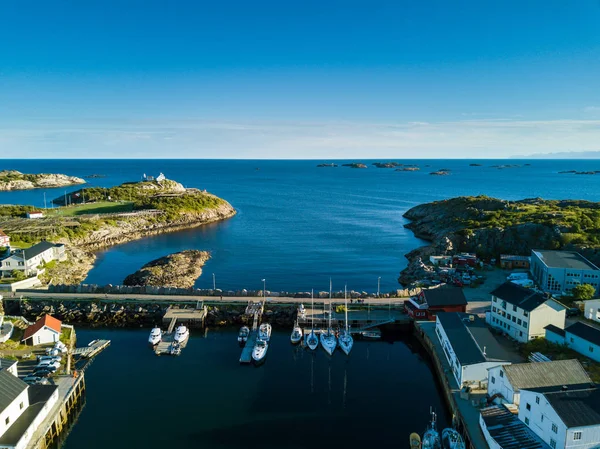 Henningsvaer wieś. Widok z lotu ptaka. Norwegia. — Zdjęcie stockowe