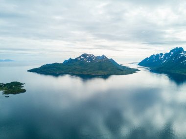 Havadan görünümü dağ manzara Norveç Denizi üzerinde
