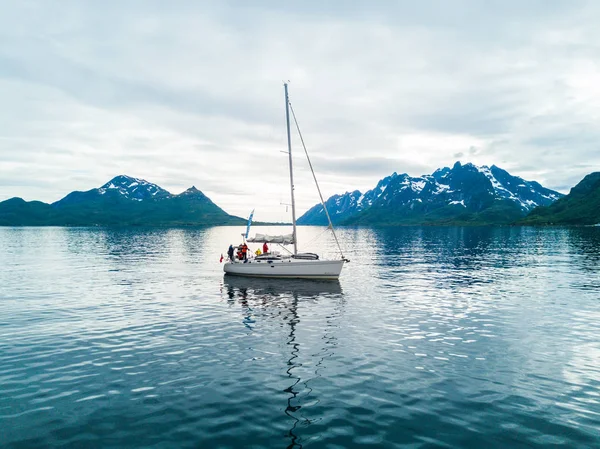 Veduta aerea dello yacht a vela in Norvegia — Foto Stock