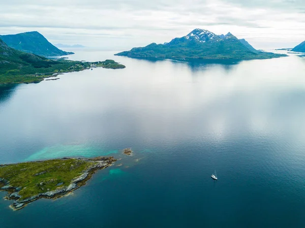 Veduta aerea paesaggi montani sul Mare di Norvegia — Foto Stock