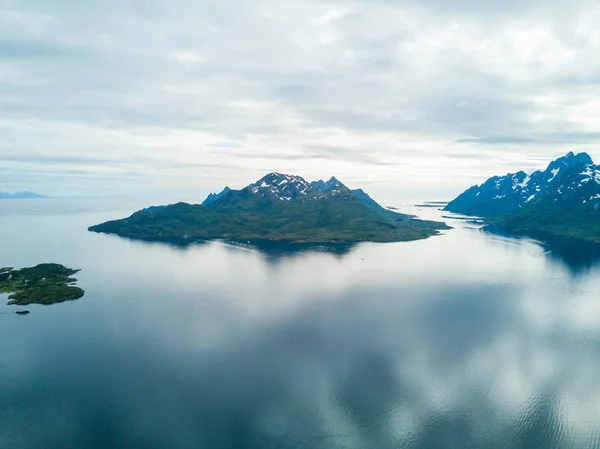Luftaufnahme Berglandschaften am norwegischen Meer — Stockfoto