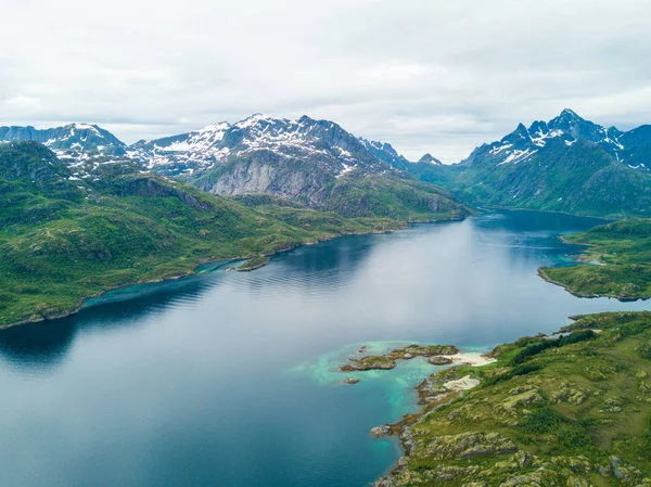 Vue aérienne paysages de montagne sur la mer de Norvège — Photo