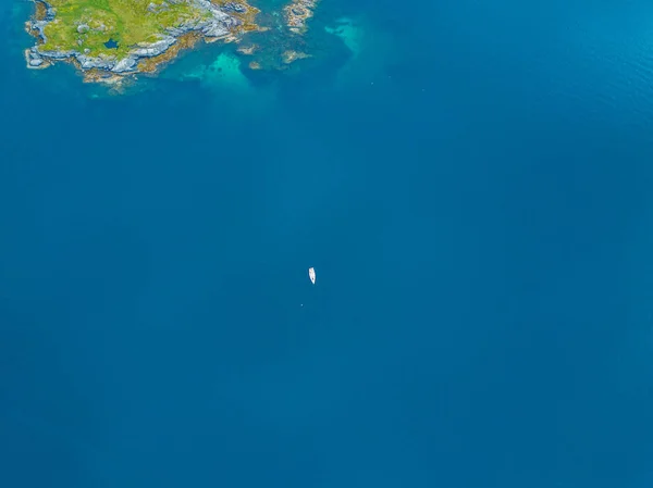 Luchtfoto berglandschappen op de Noorse zee — Stockfoto