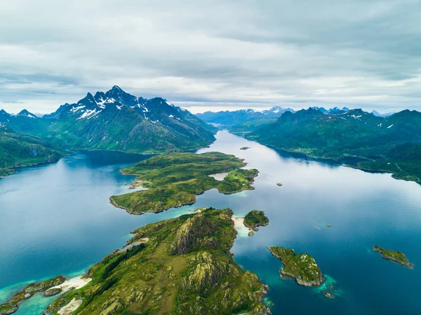 Luchtfoto berglandschappen op de Noorse zee — Stockfoto
