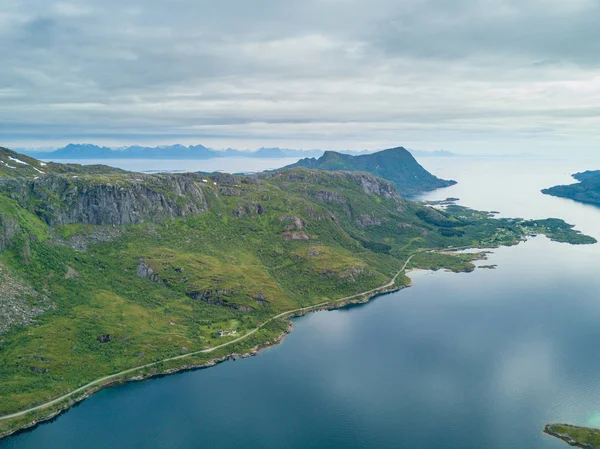 Luchtfoto berglandschappen op de Noorse zee — Stockfoto