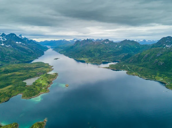 Widok z lotu ptaka górskie krajobrazy na Morze Norweskie — Zdjęcie stockowe