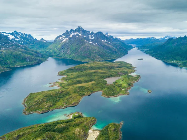 Vue aérienne paysages de montagne sur la mer de Norvège — Photo