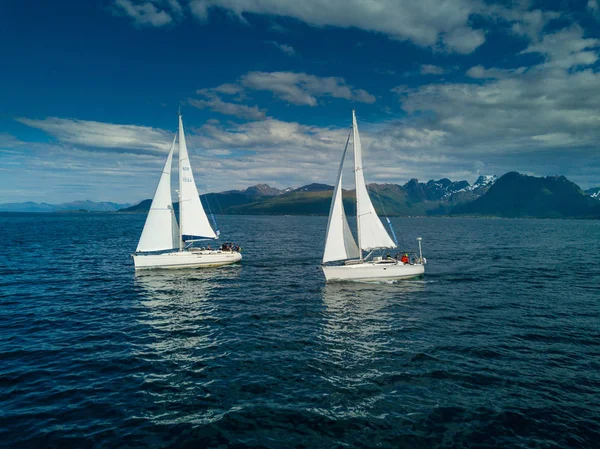 Vista aérea do iate à vela na Noruega — Fotografia de Stock