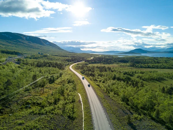 Route norvégienne dans les montagnes. Vue aérienne — Photo