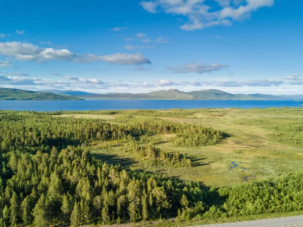 Норвежская дорога в горах. Вид с воздуха — стоковое фото