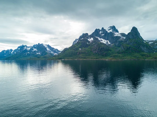 Havadan görünümü dağ manzara Norveç Denizi üzerinde