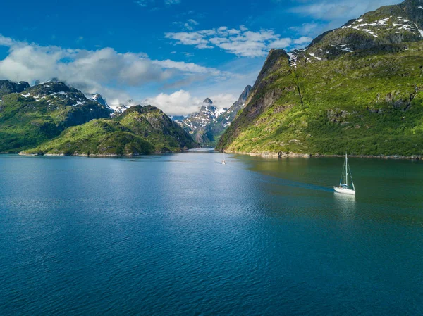 Yachting i Troll fjord. Flygfoto — Stockfoto