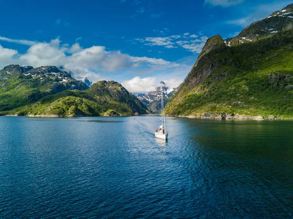 Yachting i Troll fjord. Flygfoto — Stockfoto