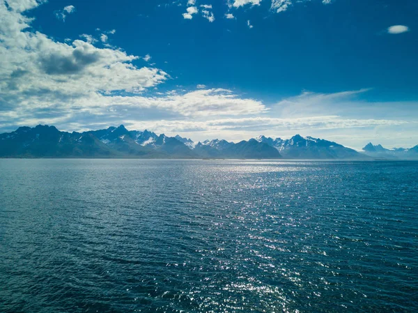 Luftaufnahme Berglandschaften am norwegischen Meer Stockfoto