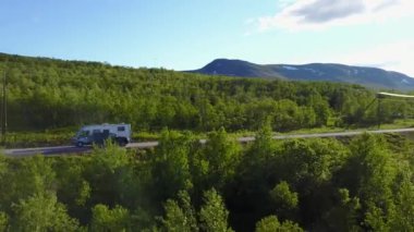 Norveç yol dağlarda. Havadan görünümü