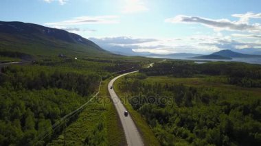Norveç yol dağlarda. Havadan görünümü
