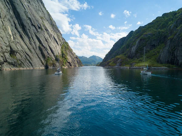 Żeglarstwo w Troll fjord. Widok z lotu ptaka — Zdjęcie stockowe