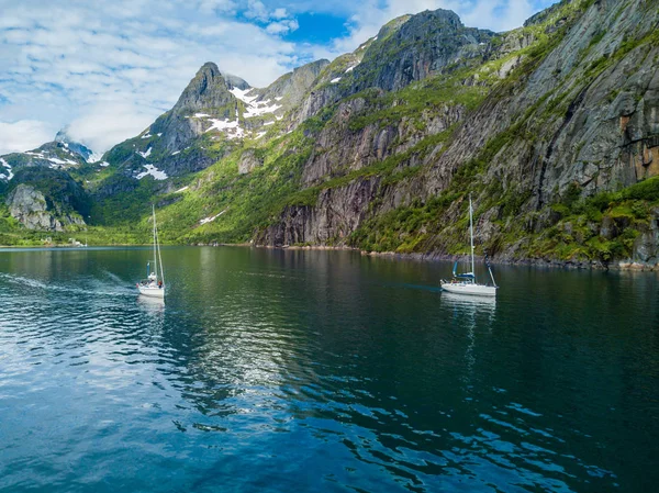 Żeglarstwo w Troll fjord. Widok z lotu ptaka — Zdjęcie stockowe