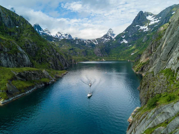 Żeglarstwo w Troll fjord. Widok z lotu ptaka — Zdjęcie stockowe