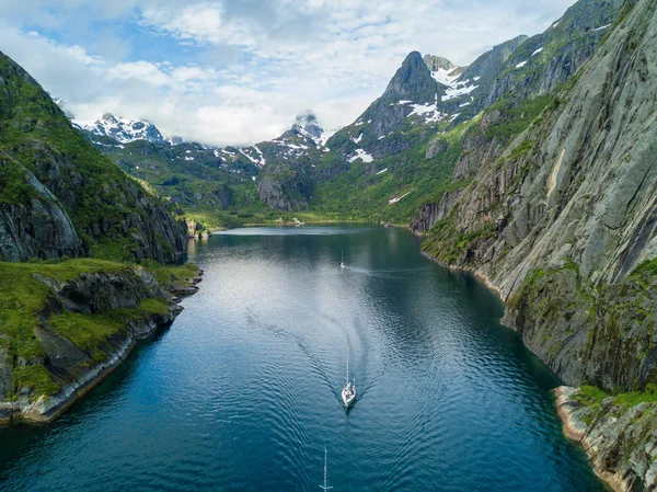 Yachting nel fiordo di Troll. Vista aerea — Foto Stock