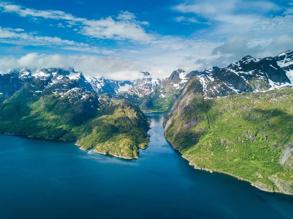 Yachting dans le fjord Troll. Vue aérienne — Photo