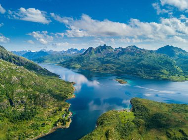 Havadan görünümü dağ manzara Norveç Denizi üzerinde