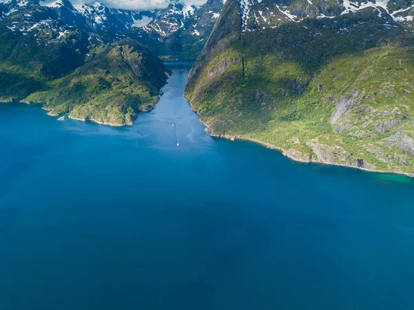 Yachting nel fiordo di Troll. Vista aerea — Foto Stock