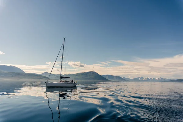 Navegando em um iate na Noruega — Fotografia de Stock