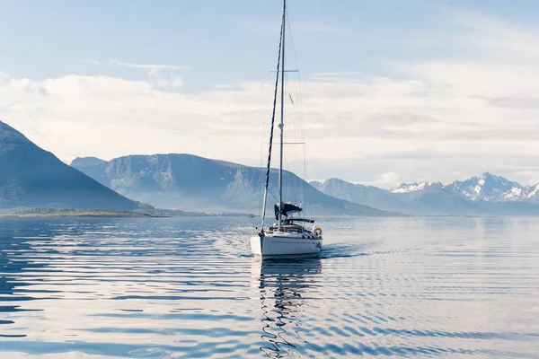 Segeln einer Jacht in Norwegen Stockbild